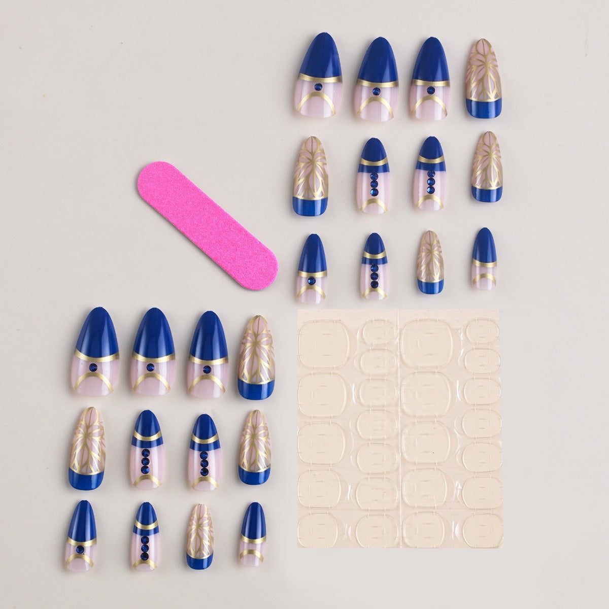 Apliques de unhas postiços com diamantes em estilo palaciano transfronteiriço, esmalte longo com detalhes em folha de ouro.
