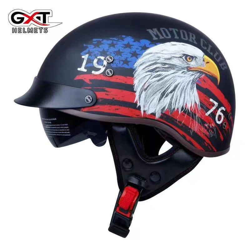 Ao andar de moto com capacete.