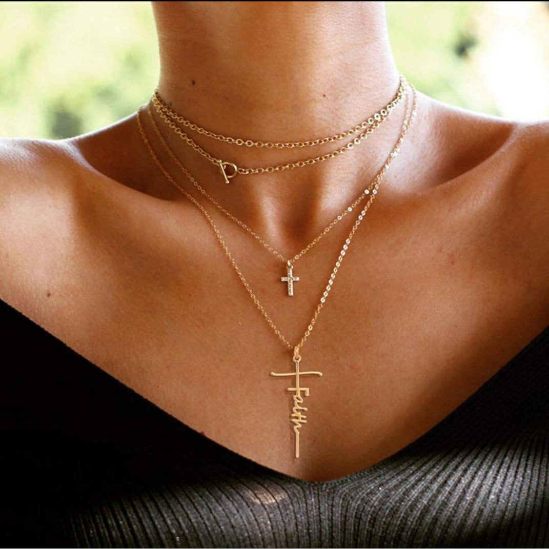 Colar curto feminino estilo Ins Style com pingente de letra "Faith" em liga metálica.