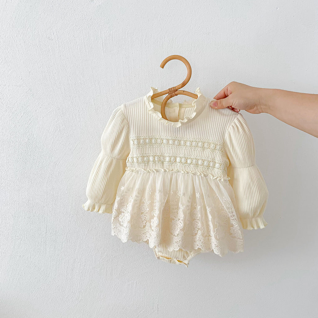 Macacão de algodão estilo princesa para recém-nascidos, com mangas compridas e detalhes em renda, perfeito para a primavera e o outono. Ideal para bebês que estão começando a engatinhar.