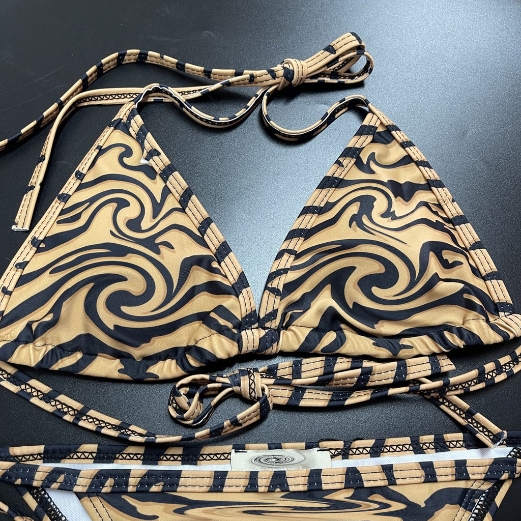 Conjunto de biquíni sarongue com estampa de zebra e ondas em águas termais