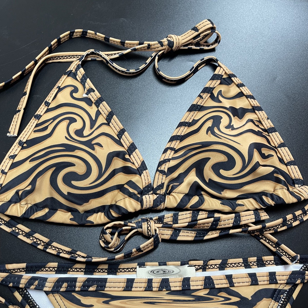 Conjunto de biquíni sarongue com estampa de zebra e ondas em águas termais