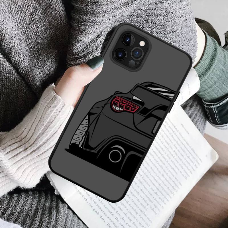 Capa para iPhone 15 com desenho animado japonês de carro esportivo.