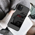Capa para iPhone 15 com desenho animado japonês de carro esportivo.