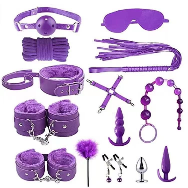 Conjunto de 14 peças de artigos de couro e pelúcia para bondage erótica adulta com plug anal traseiro.
