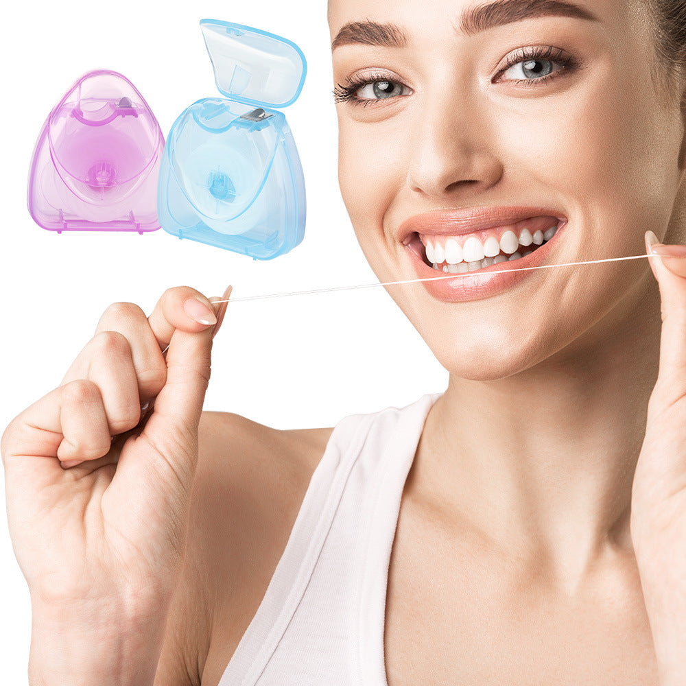 Fio dental descartável com sabor de menta, 50m, caixa triangular azul. Ideal para limpeza dos dentes. Rolo portátil de fio dental.