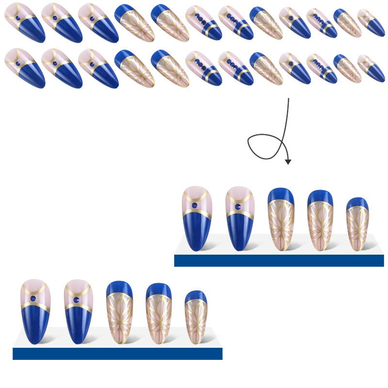 Apliques de unhas postiços com diamantes em estilo palaciano transfronteiriço, esmalte longo com detalhes em folha de ouro.