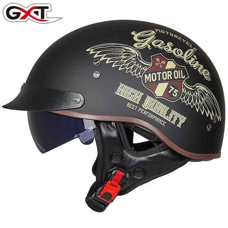 Ao andar de moto com capacete.