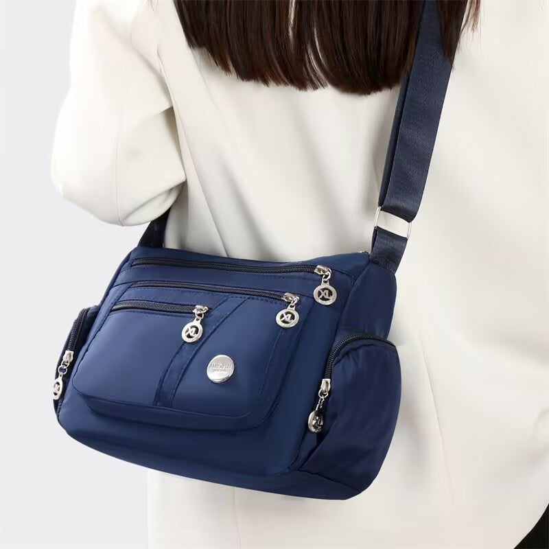 Bolsa transversal feminina com vários compartimentos, leve e com grande capacidade.