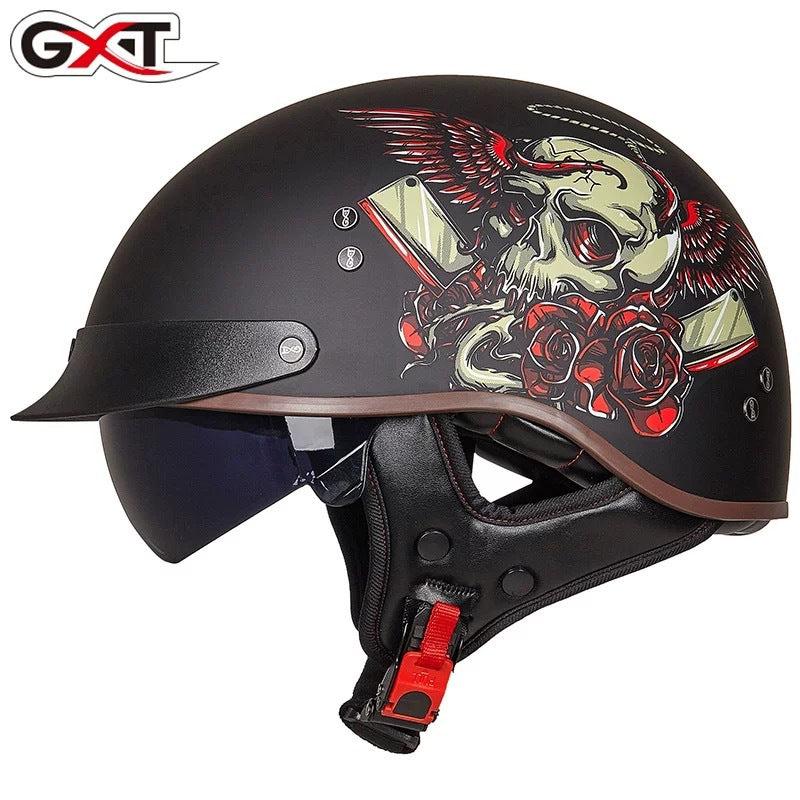 Ao andar de moto com capacete.