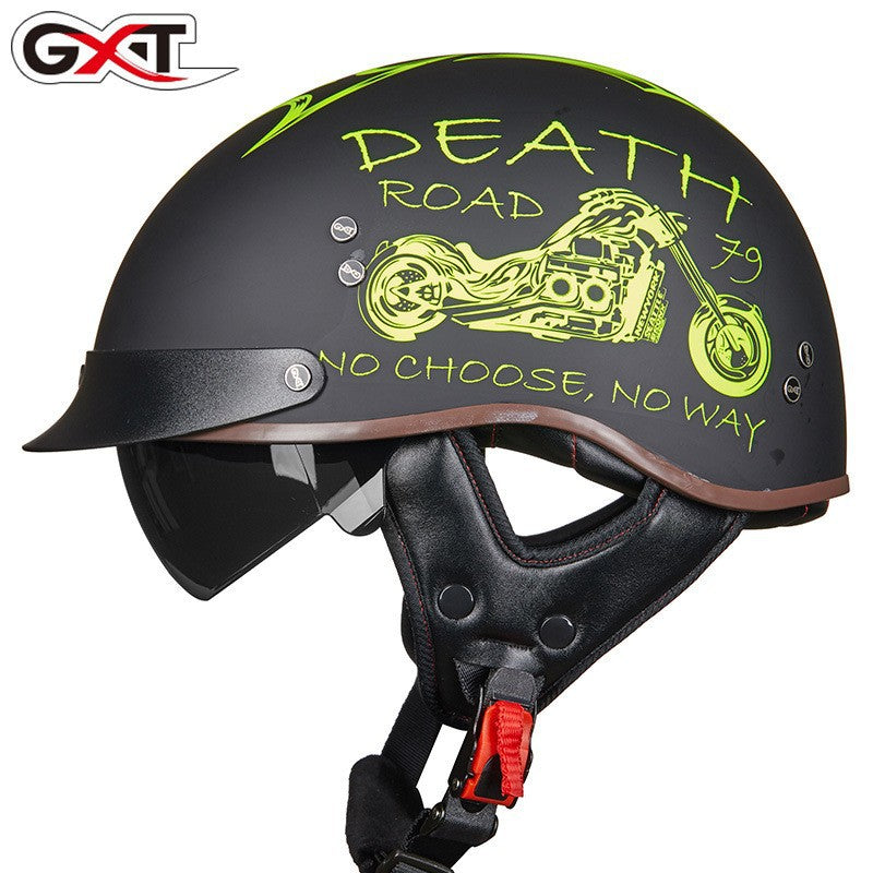 Ao andar de moto com capacete.