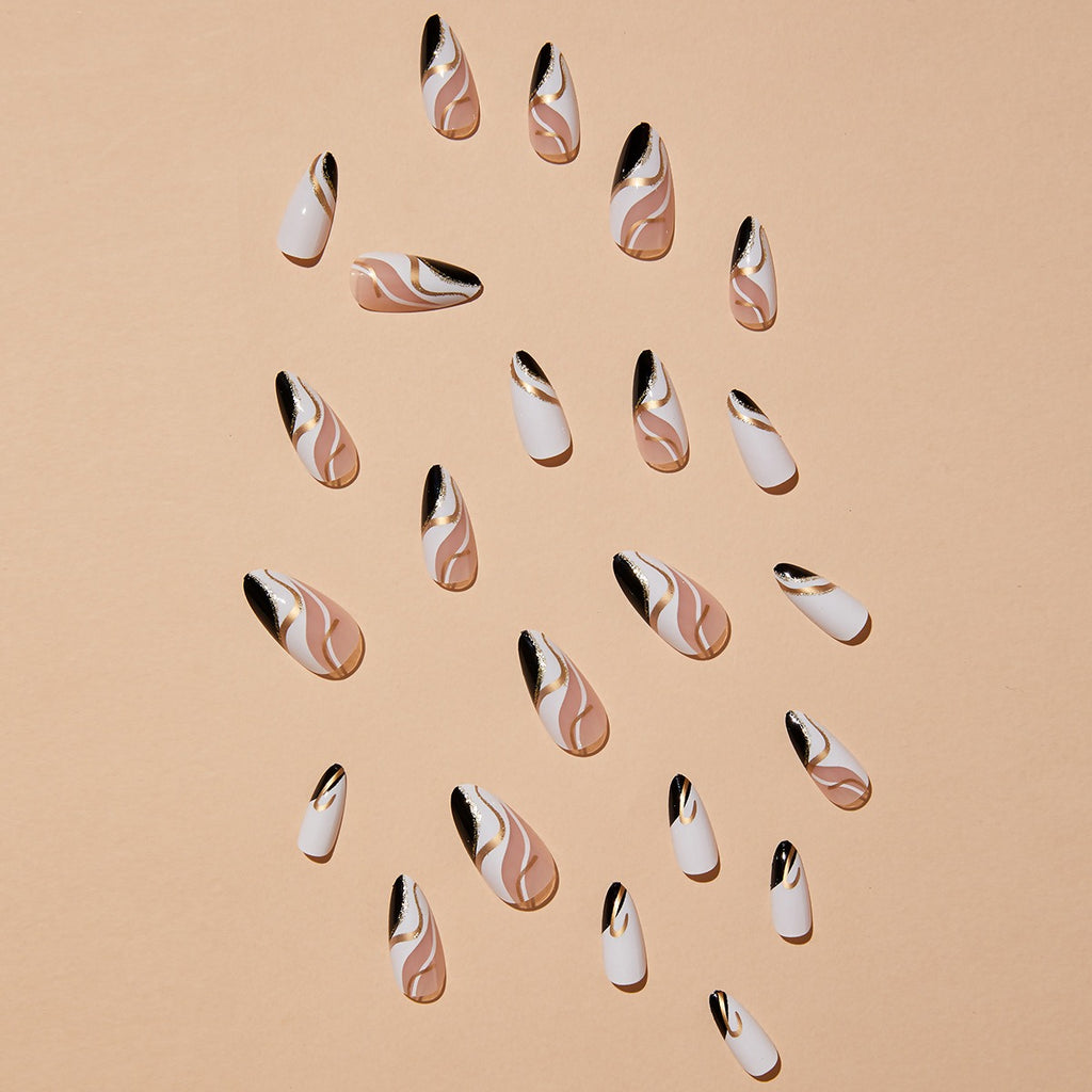 Manicure francesa em formato amendoado, unhas postiças onduladas douradas cor de pato mandarim, produto finalizado