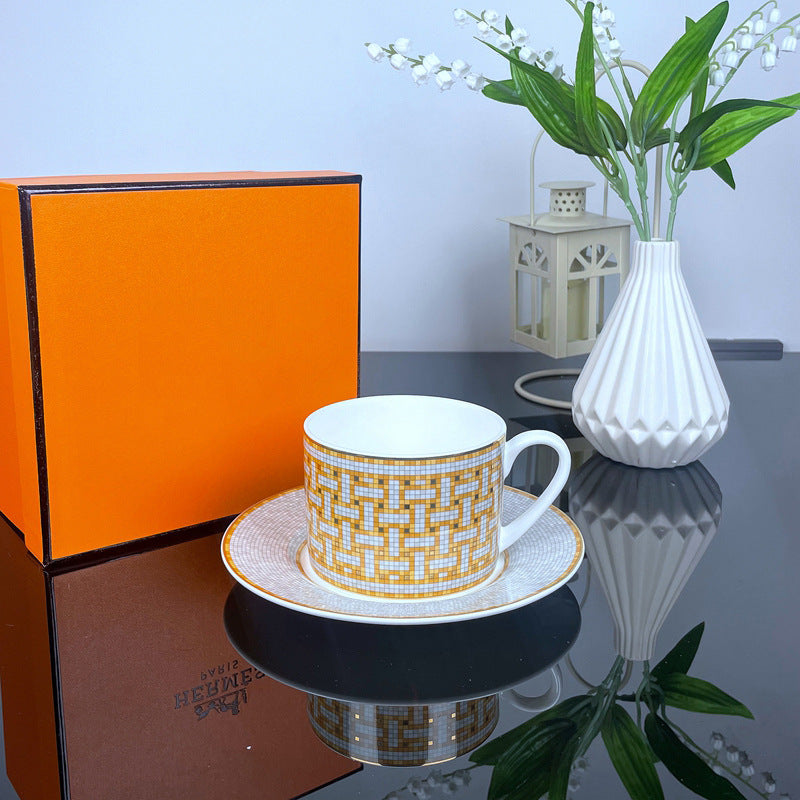 Conjunto de xícaras de café e pires em porcelana fina estilo europeu, conjunto de xícaras de chá com colheres para chá da tarde, para uso doméstico e no escritório.