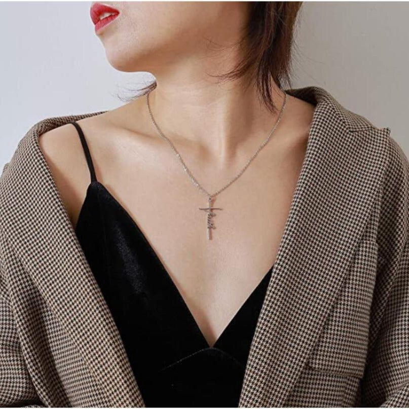 Colar curto feminino estilo Ins Style com pingente de letra "Faith" em liga metálica.