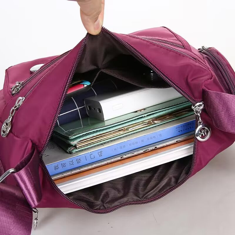 Bolsa transversal feminina com vários compartimentos, leve e com grande capacidade.