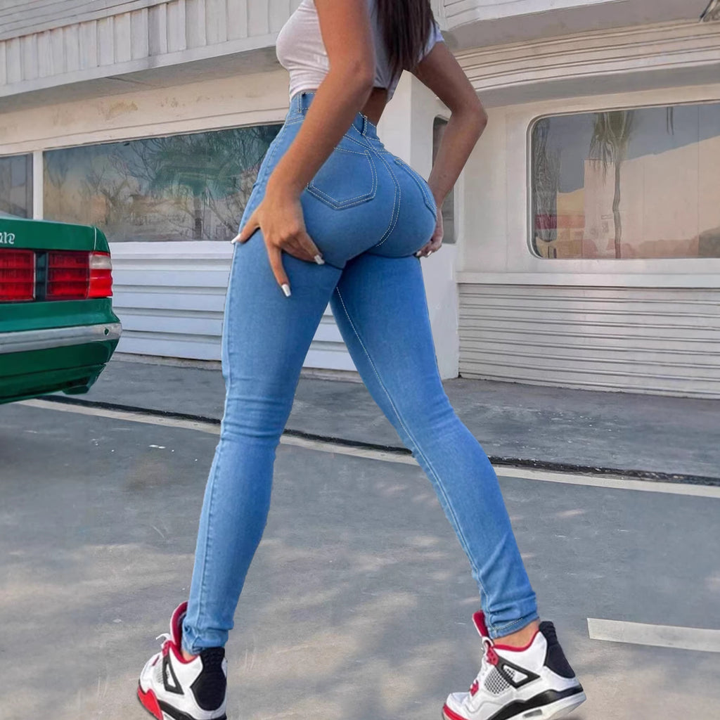 Calça jeans skinny azul claro, modelo lápis, com elástico, estilo casual.