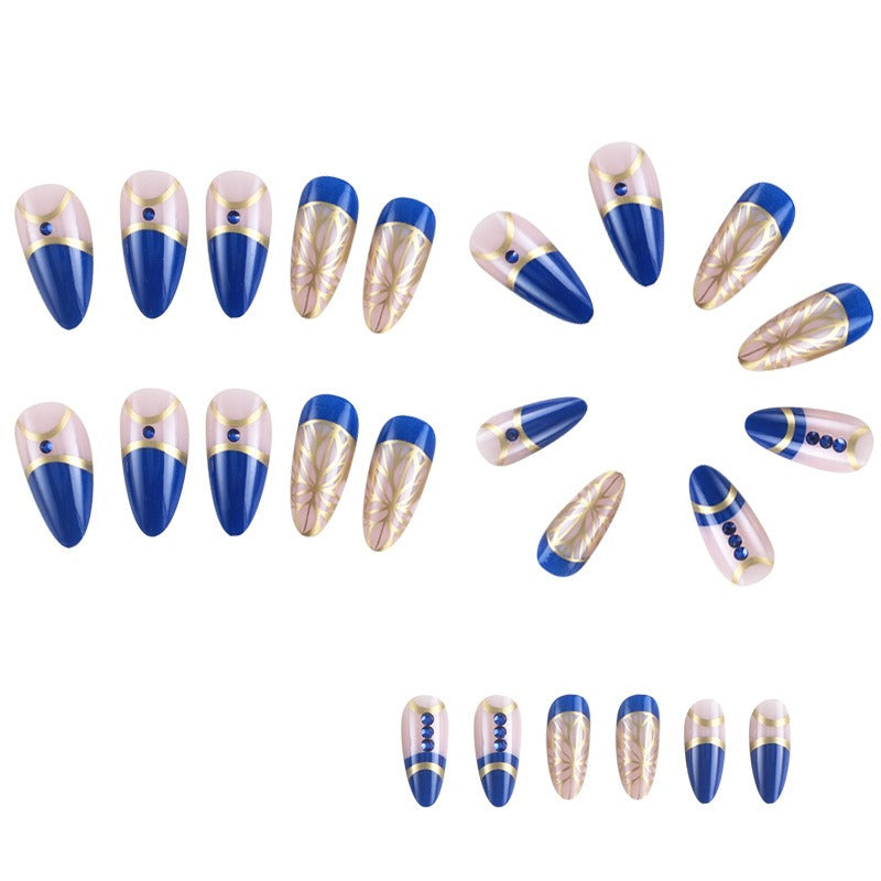 Apliques de unhas postiços com diamantes em estilo palaciano transfronteiriço, esmalte longo com detalhes em folha de ouro.