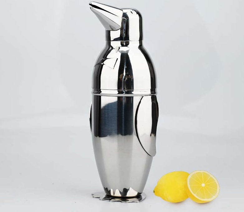 Coqueteleira profissional em aço inoxidável com copo em formato de pinguim.