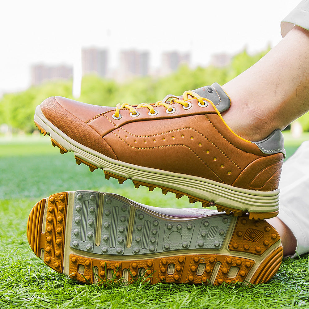 Sapatos de golfe masculinos sem cravos, ideais para treino e para o público em geral.