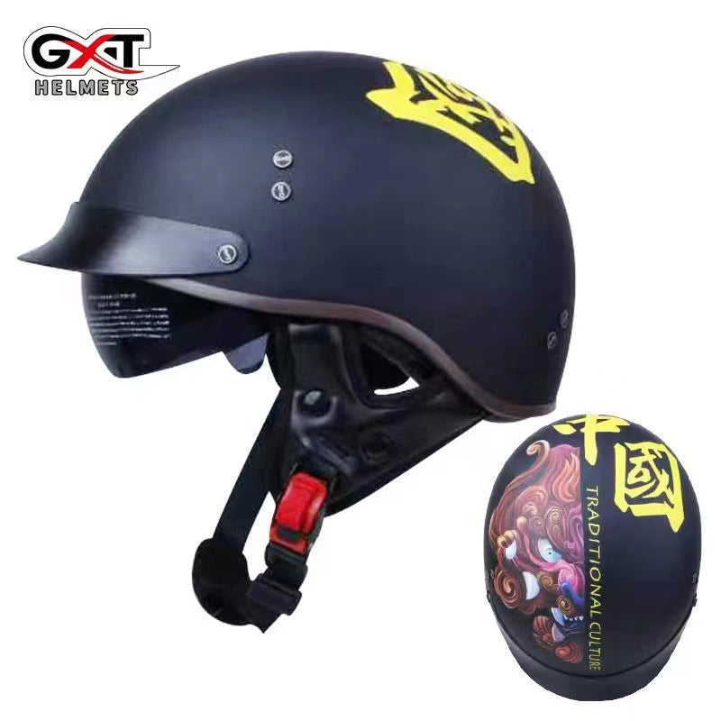 Ao andar de moto com capacete.