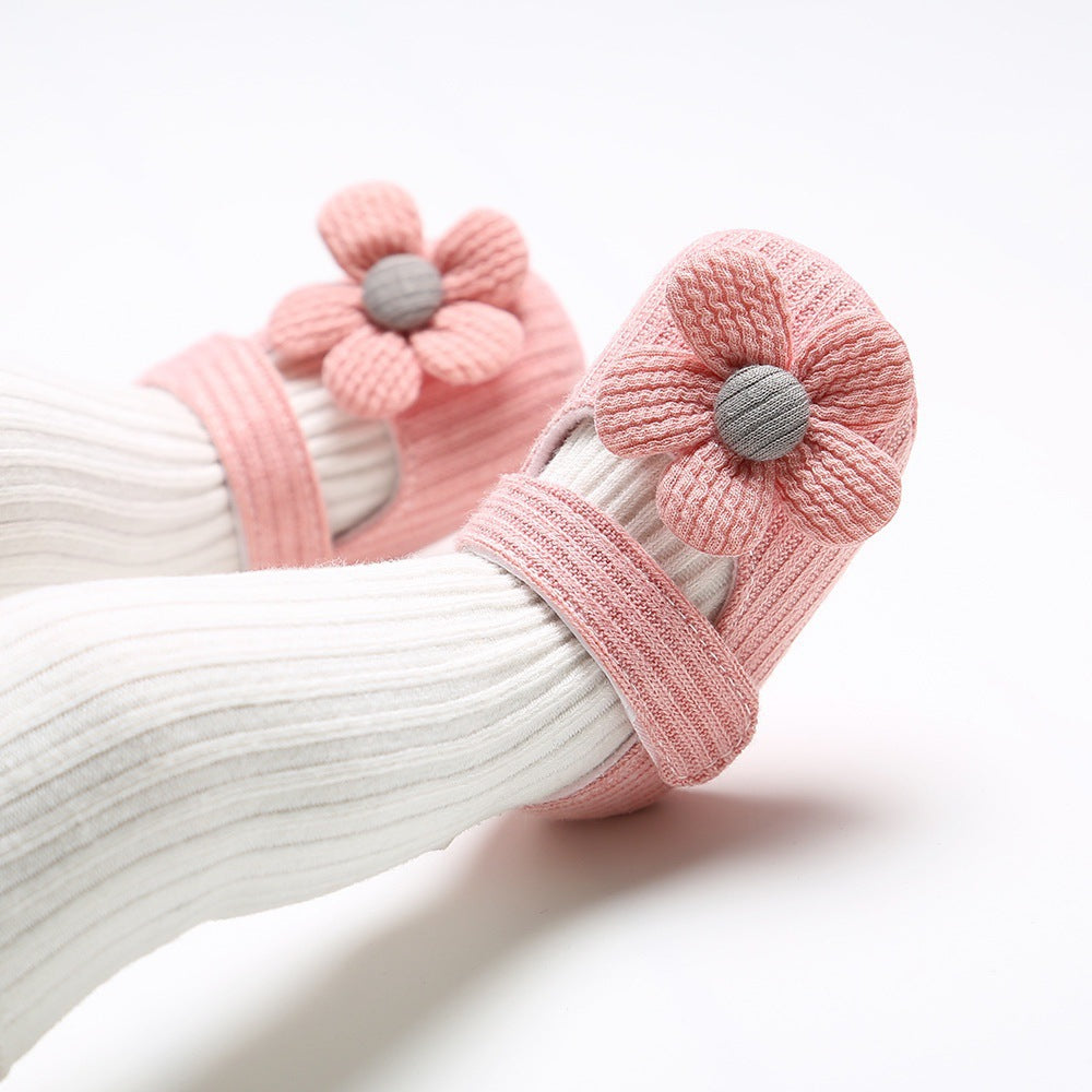 Sapatinhos de bebê com sola macia e estampa floral fofa, ideais para crianças pequenas e feitos de tecido respirável.
