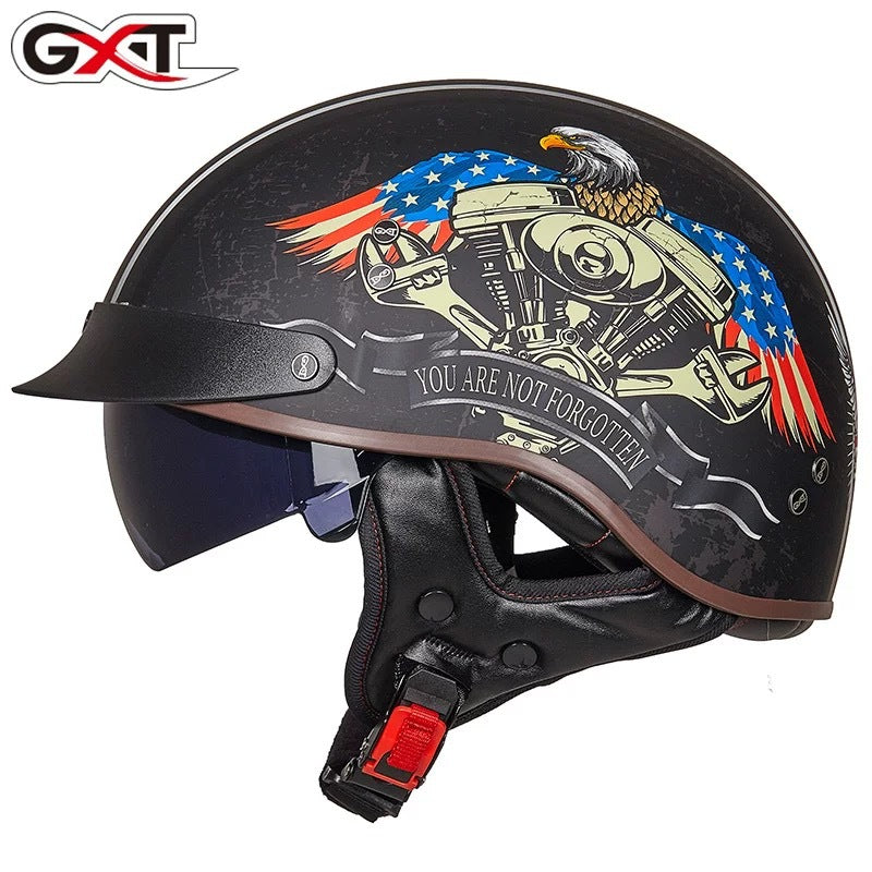 Ao andar de moto com capacete.