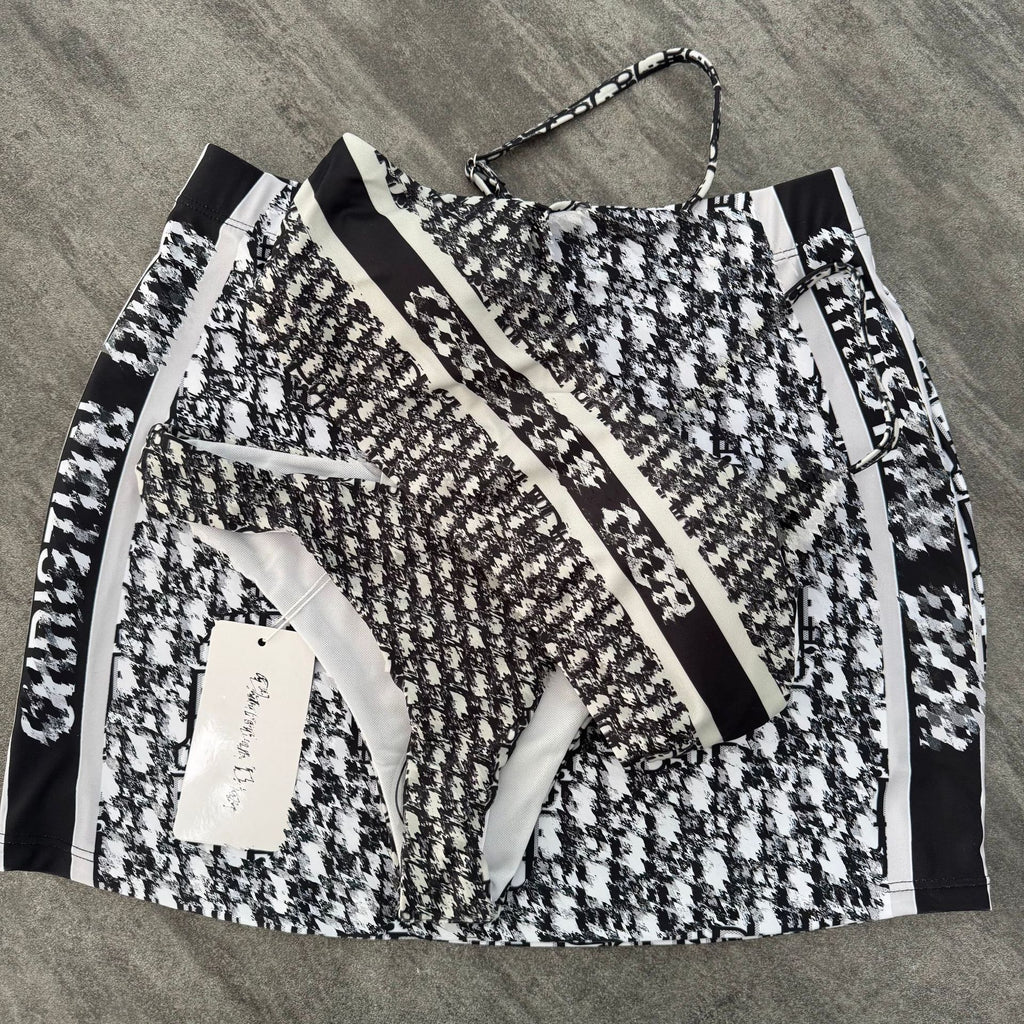 Conjunto de biquíni de três peças com estampa floral fofa e letras.