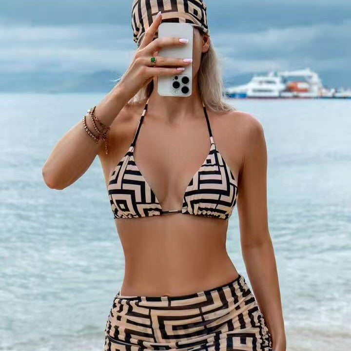 biquíni estampado com amarração nas costas e faixa de cabelo.